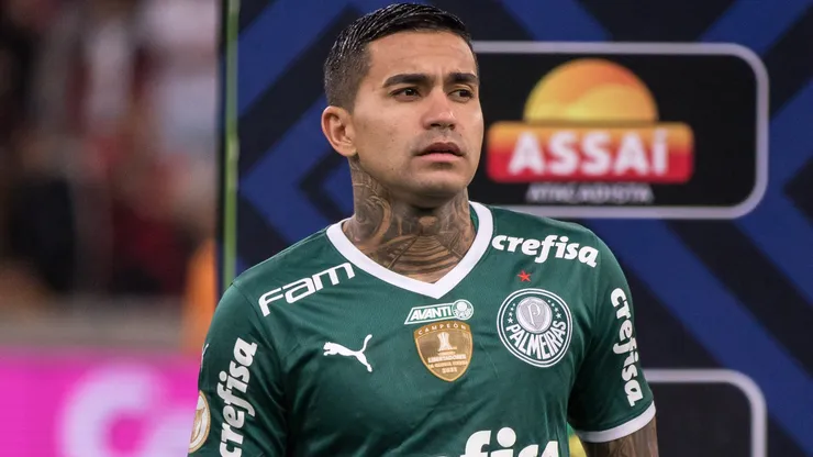 Dudu jogador do Palmeiras durante execucao do hino nacional antes da partida contra o Athletico-PR no estadio Arena da Baixada pelo campeonato Brasileiro A 2022.