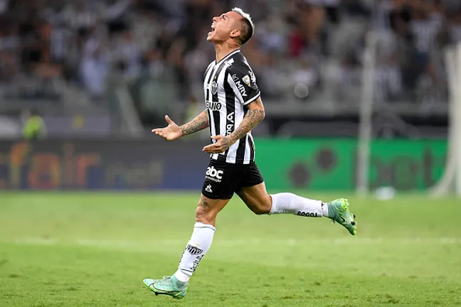 Eduardo Vargas atuando no Atlético-MG em 2021 –  (Photo by Douglas Magno – Pool/Getty Images)