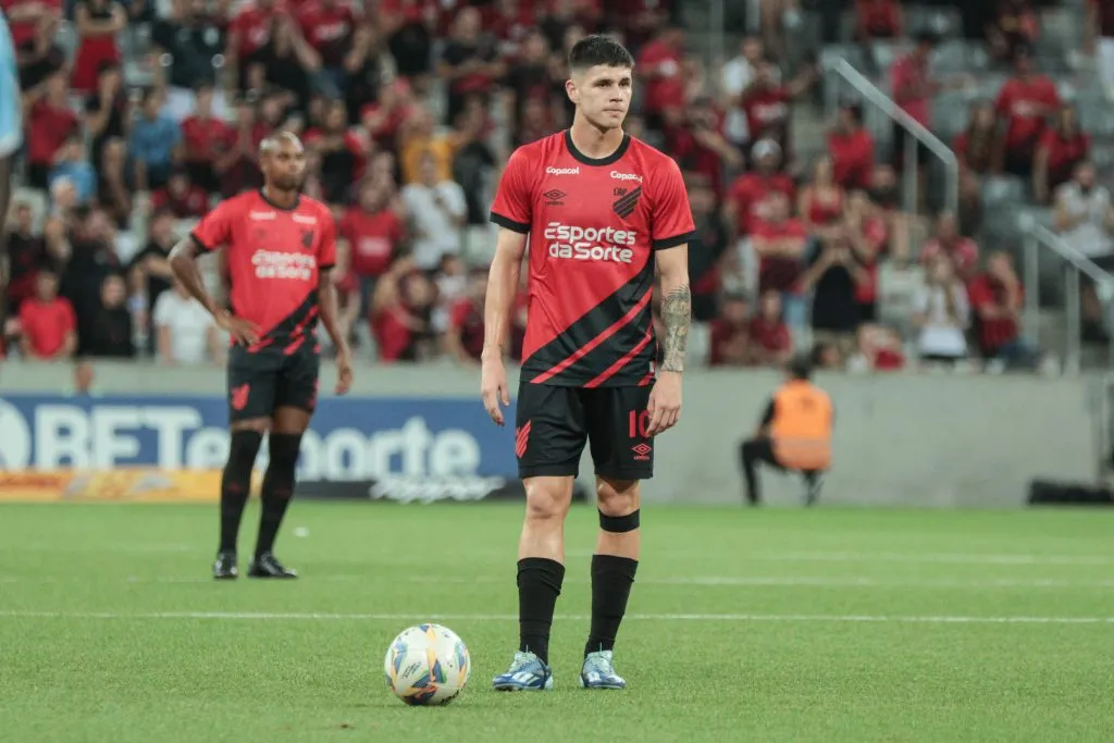 PR – CURITIBA – 10/03/2024 – PARANAENSE 2024, ATHLETICO-PR X LONDRINA – Bruno Zapelli jogador do Athletico-PR durante partida contra o Londrina no estadio Arena da Baixada pelo campeonato Paranaense 2024. Foto: Robson Mafra/AGIF