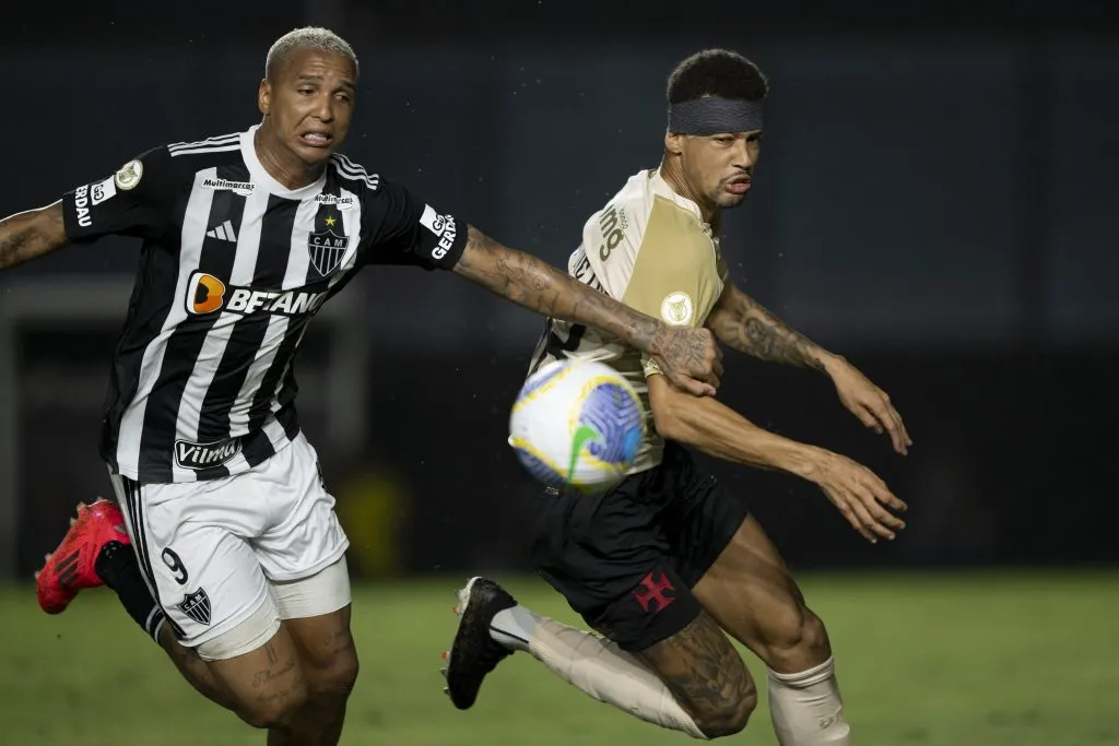 João Victor jogador do Vasco disputa lance com Deyverson jogador do Atletico-MG durante partida no estádio São Januário pelo campeonato Brasileiro A 2024. Foto: Jorge Rodrigues/AGIF