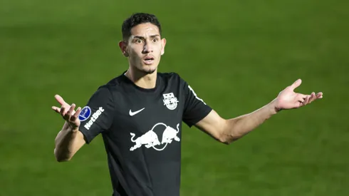 Praxedes jogador do Bragantino reclama com a arbitragem durante partida contra o Independiente del Valle no estadio Nabi Abi Chedid pelo campeonato Copa Sul-Americana 2021.