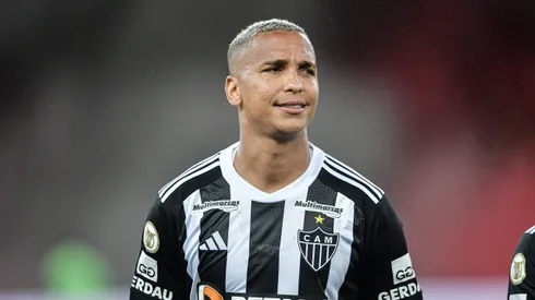 Deyverson durante confronto contra o Flamengo no Brasileirão 2024.