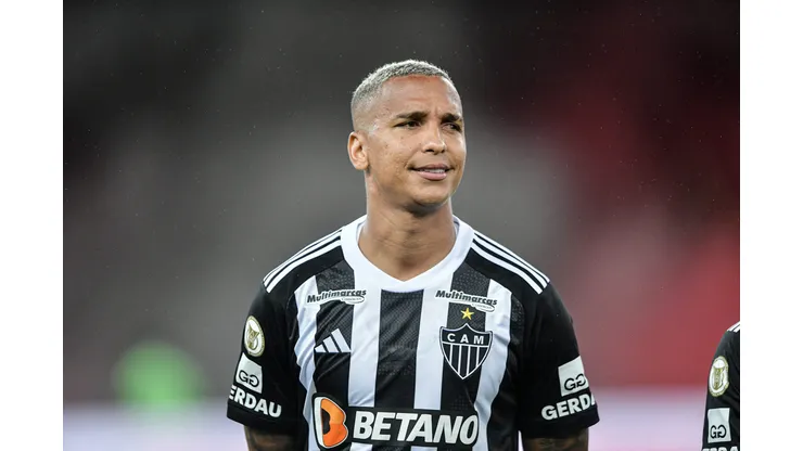 Deyverson durante confronto contra o Flamengo no Brasileirão 2024.