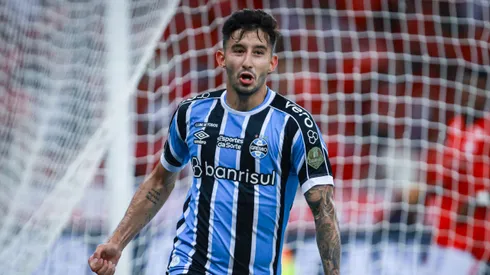 Mathias Villasanti, jogador do Grêmio, comemora seu gol (Foto: Maxi Franzoi/AGIF)