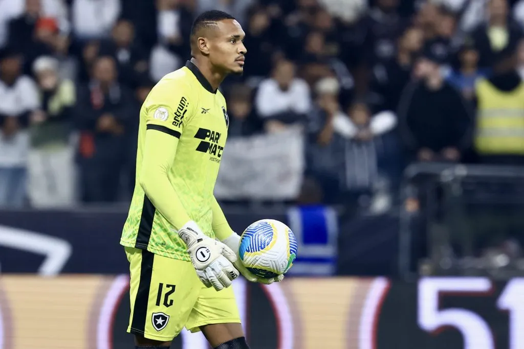 John Victor, goleiro do Botafogo, durante partida contra o Corinthians (Foto: Marcello Zambrana/AGIF