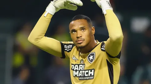 John Victor, jogador do Botafogo, comemora gol com jogadores (Foto: Joisel Amaral/AGIF)