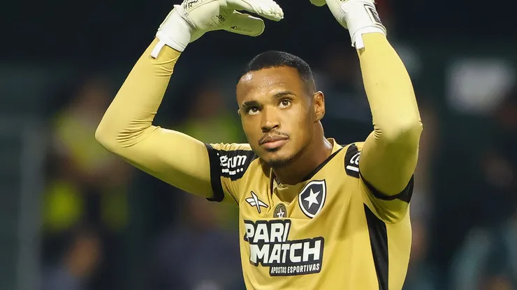 John Victor, jogador do Botafogo, comemora gol com jogadores (Foto: Joisel Amaral/AGIF)