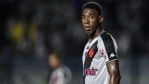 Léo, jogador do Vasco, durante partida contra o Cuiabá (Foto: Thiago Ribeiro/AGIF)