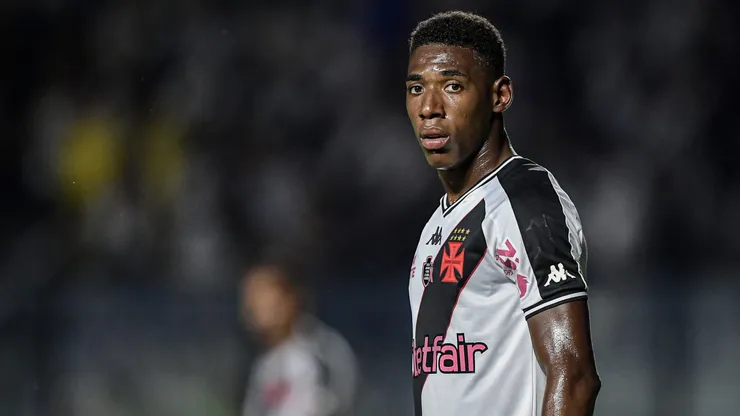Léo, jogador do Vasco, durante partida contra o Cuiabá (Foto: Thiago Ribeiro/AGIF)