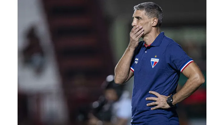 Vojvoda durante confronto contra o Atlético-GO no Brasileirão 2024.
