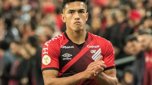 PR – Curitiba – 18/09/2022 – BRASILEIRO A 2022, ATHLETICO-PR X CUIABA – Tomas Cuello jogador do Athletico-PR deixa o campo durante partida contra o Cuiaba no estadio Arena da Baixada pelo campeonato Brasileiro A 2022. Foto: Robson Mafra/AGIF