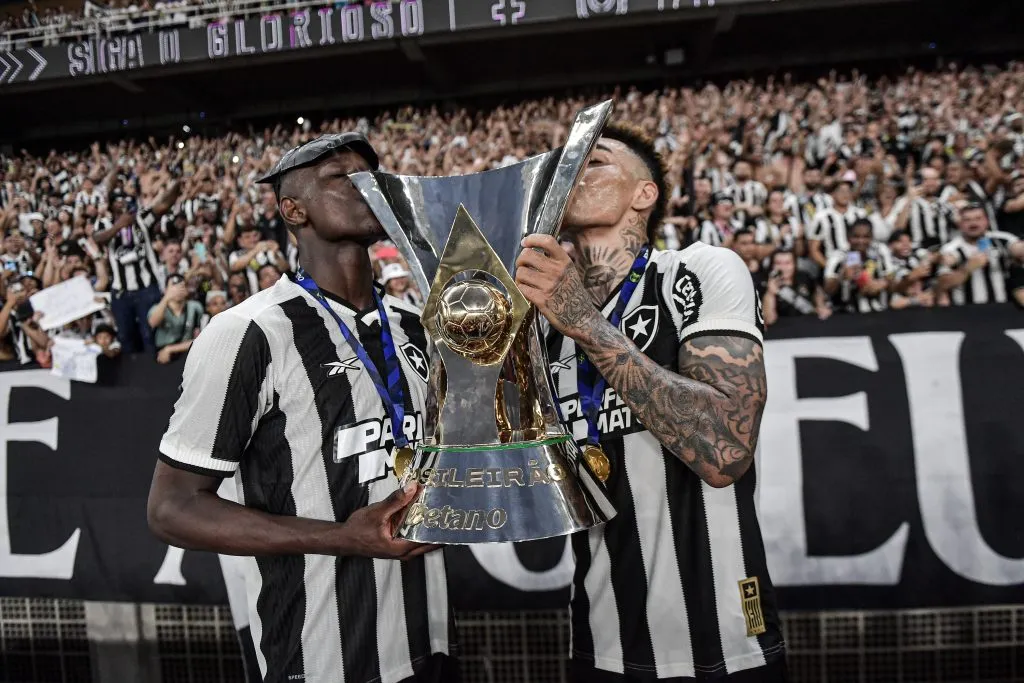 Luiz Henrique e Igor Jesus jogadores do Botafogo comemoram titulo após partida contra o São Paulo no Nilton Santos –  Foto: Thiago Ribeiro/AGIF