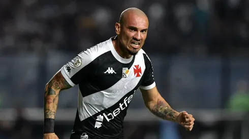 Vasco tenta antecipar a saída de dois jogadores