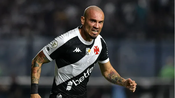 Vasco tenta antecipar a saída de dois jogadores