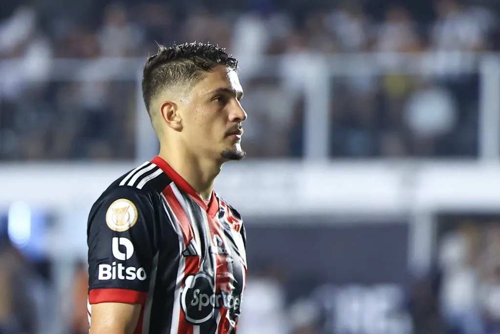 SP – SANTOS – 12/11/2023 – BRASILEIRO A 2023, SANTOS X SAO PAULO – Pablo Maia jogador do Sao Paulo durante partida contra o Santos no estadio Vila Belmiro pelo campeonato Brasileiro A 2023. Foto: Marcello Zambrana/AGIF