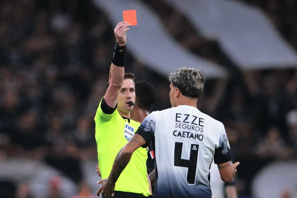 SP – SAO PAULO – 16/06/2024 – BRASILEIRO A 2024, CORINTHIANS X SAO PAULO – Caetano jogador do Corinthians recebe cartao vermelho do arbitro durante partida contra o Sao Paulo no estadio Arena Corinthians pelo campeonato Brasileiro A 2024. Foto: Ettore Chiereguini/AGIF