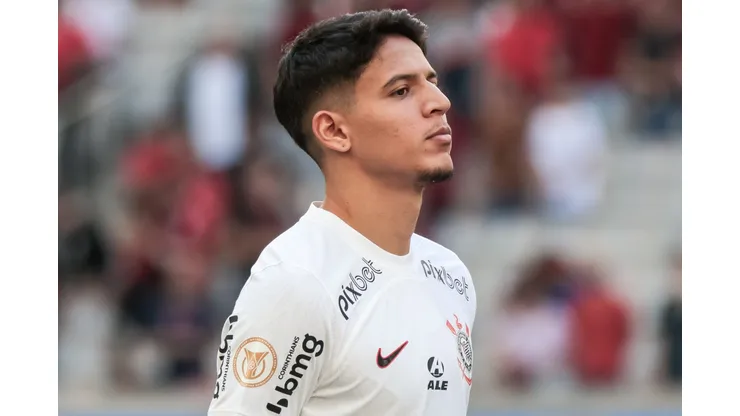 Caetano durante confronto contra o Athletico-PR no Brasileirão de 2023.