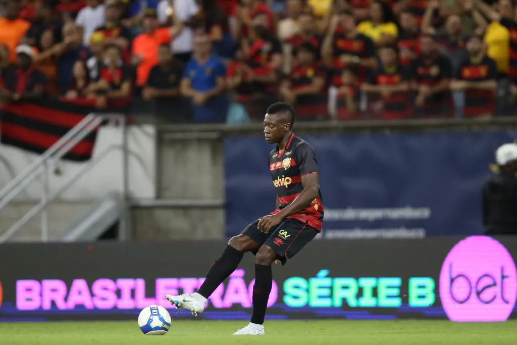 Helibelton Palacios durante a partida entre Sport e Ponte Preta na Série B 2024. Foto: Marlon Costa/AGIF