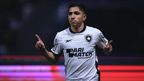 Savarino, jogador do Botafogo, comemora seu gol durante partida contra o Palmeiras, pela Copa Libertadores de 2024.