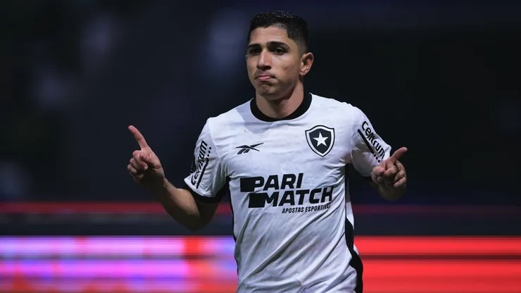 Savarino, jogador do Botafogo, comemora seu gol durante partida contra o Palmeiras, pela Copa Libertadores de 2024.