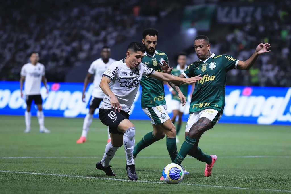 Savarino, do Botafogo, driblando Caio Paulista, do Palmeiras, em partida válida pelo Brasileirão Betano de 2024. Foto: Ettore Chiereguini/AGIF