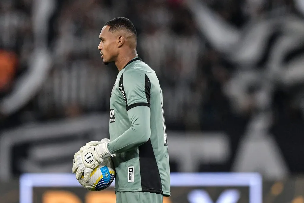 John durante partida contra o Palmeiras no Campeonato Brasileiro A 2024. Foto: Thiago Ribeiro/AGIF