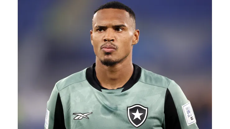 Foto: Vitor Silva/Botafogo - John durante confronto contra o Pachuca, do México, na Copa Intercontinental em 2024.