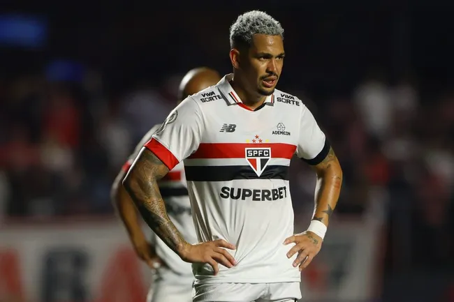 Luciano, jogador do São Paulo, lamenta derrota contra o Juventude (Foto: Joisel Amaral/AGIF)