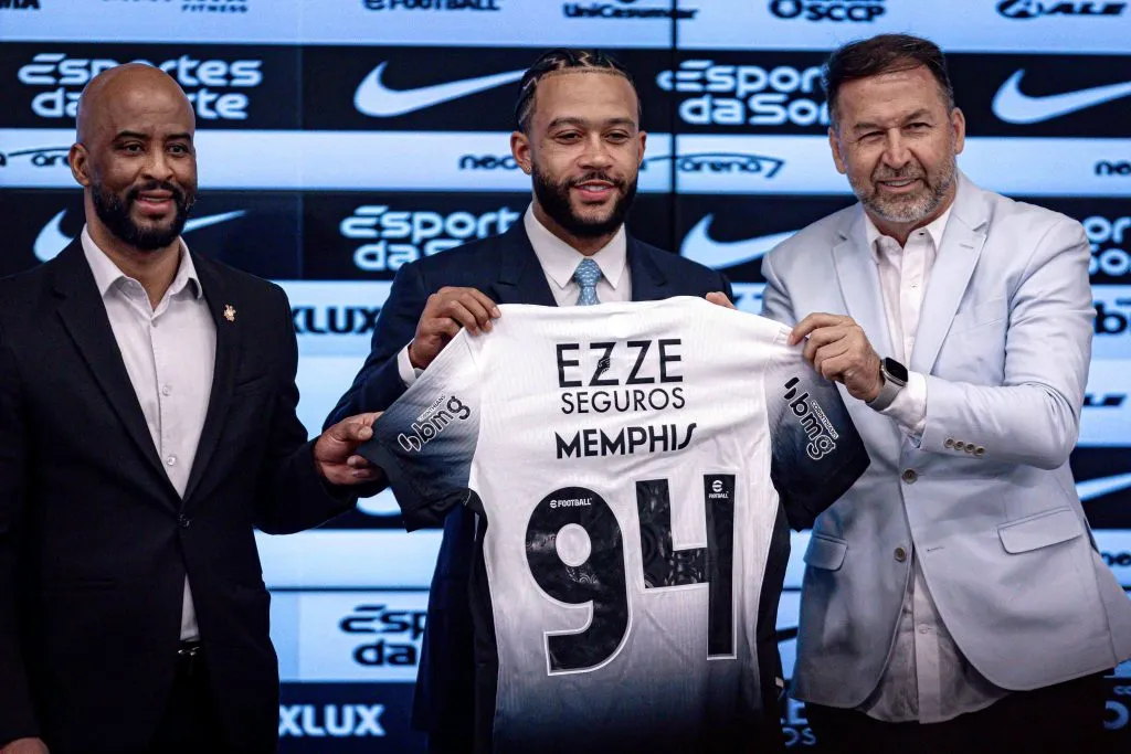 Augusto Melo (dir) confirmou a permanência de Memphis no Corinthians até o fim de seu contrato. Foto: Leonardo Lima/AGIF
