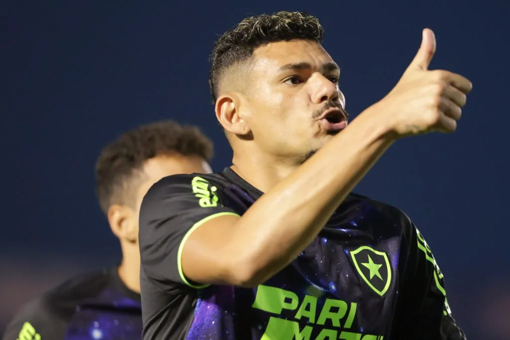Tiquinho, jogador do Botafogo, durante partida contra o Bragantino (Foto: Joisel Amaral/AGIF)