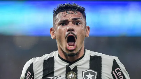 Tiquinho Soares, jogador do Botafogo, comemora seu gol durante partida contra o Criciúma (Foto: Thiago Ribeiro/AGIF)