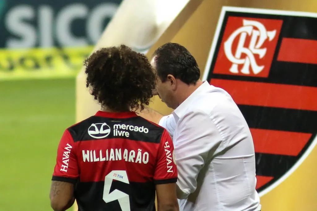 Rogério Ceni comandando o Flamengo durante partida contra o Atletico-MG (Foto: Fernando Moreno/AGIF)
