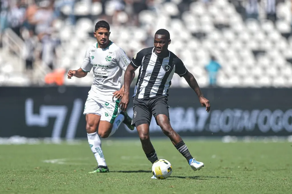 Patrick de Paula, em ação com a camisa do Botafogo pelo Brasileirão de 2022. Foto: Thiago Ribeiro/AGIF