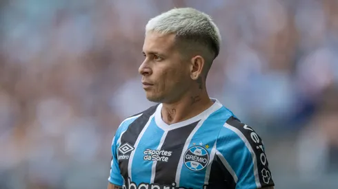 Soteldo, jogador do Grêmio, durante partida contra o Corinthians (Foto: Liamara Polli/AGIF)