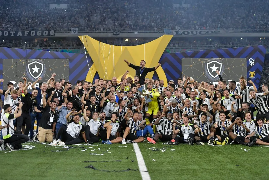 RJ – RIO DE JANEIRO – 08/12/2024 – BRASILEIRO A 2024, BOTAFOGO X SAO PAULO – Jogadores do Botafogo comemoram titulo de campeao apos partida contra o Sao Paulo no estadio Engenhao pela decisao do campeonato Brasileiro A 2024. Foto: Thiago Ribeiro/AGIF