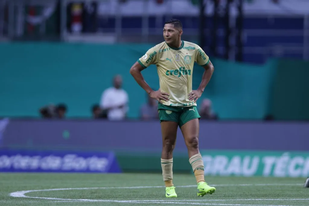 SP – SAO PAULO – 08/12/2024 – BRASILEIRO A 2024, PALMEIRAS X FLUMINENSE – Rony jogador do Palmeiras lamenta derrota ao final da partida contra o Fluminense no estadio Arena Allianz Parque pelo campeonato Brasileiro A 2024. Foto: Ettore Chiereguini/AGIF