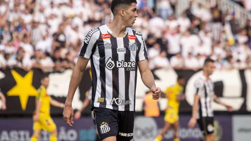 Jair durante confronto contra o Brusque na Série B de 2024.