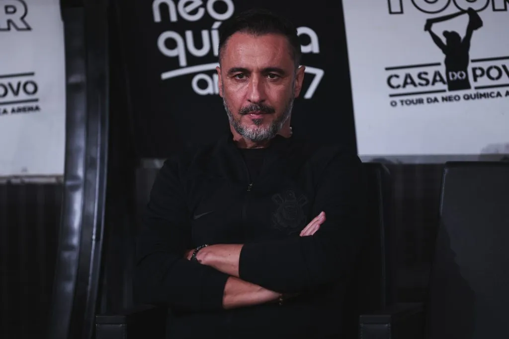 Vítor Pereira durante partida no Corinthians na temporada 2022. Foto: Ettore Chiereguini/AGIF
