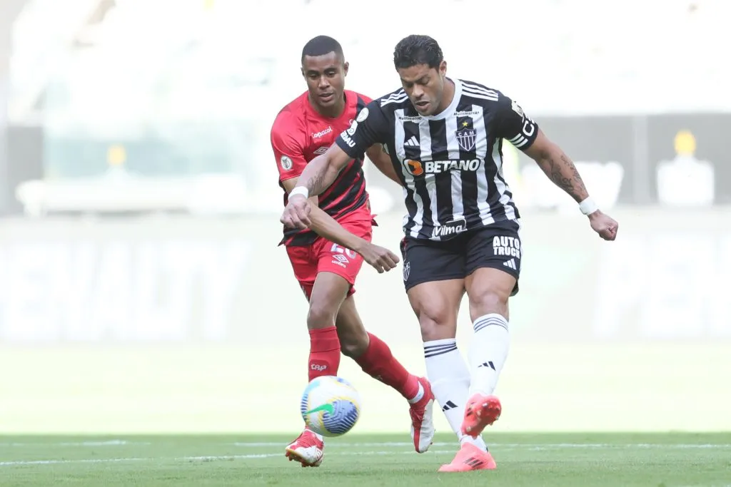 MG – BELO HORIZONTE – 08/12/2024 – BRASILEIRO A 2024, ATLETICO-MG X ATHLETICO-PR – Hulk jogador do Atletico-MG disputa lance com Erick jogador do Athletico-PR durante partida no estadio Arena MRV pelo campeonato Brasileiro A 2024. Foto: Gilson Lobo/AGIF