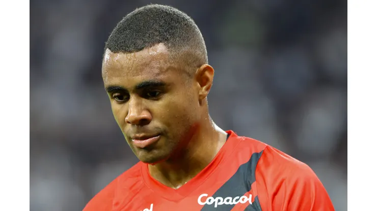 SP - SAO PAULO - 17/10/2024 - BRASILEIRO A 2024, CORINTHIANS X ATHLETICO-PR - Erick do Athletico-PR lamenta durante partida contra o Corinthians no estadio Arena Corinthians pelo campeonato Brasileiro A 2024. Foto: Joisel Amaral/AGIF