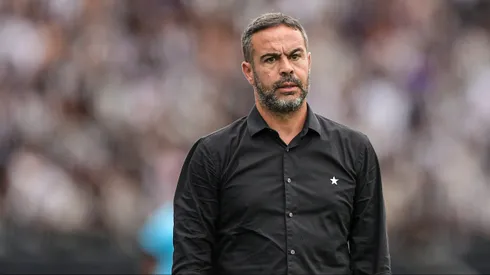 Artur Jorge, técnico do Botafogo, durante partida contra o São Paulo (Foto: Thiago Ribeiro/AGIF)