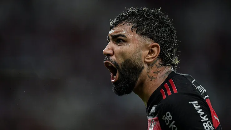 Gabigol, possível reforço do Cruzeiro para 2025, em ação com a camisa do Flamengo.