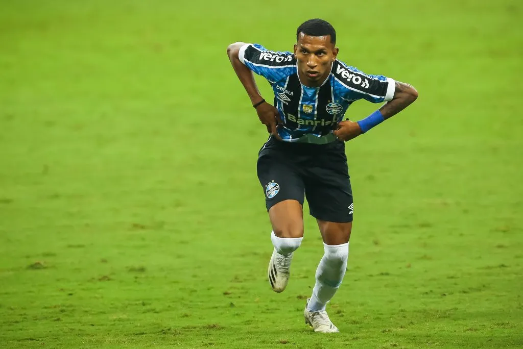 Léo Chú comemorando seu gol em um GreNal, pelo Gauchão de 2021. Foto: Pedro H. Tesch/AGIF