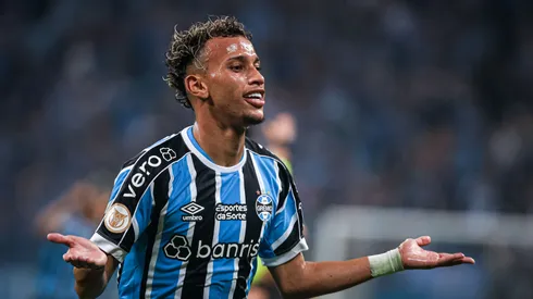 Bitello jogador do Grêmio comemora seu gol durante partida contra o Internacional no estádio Arena do Grêmio pelo campeonato BRASILEIRO A 2023. Foto: Maxi Franzoi/AGIF