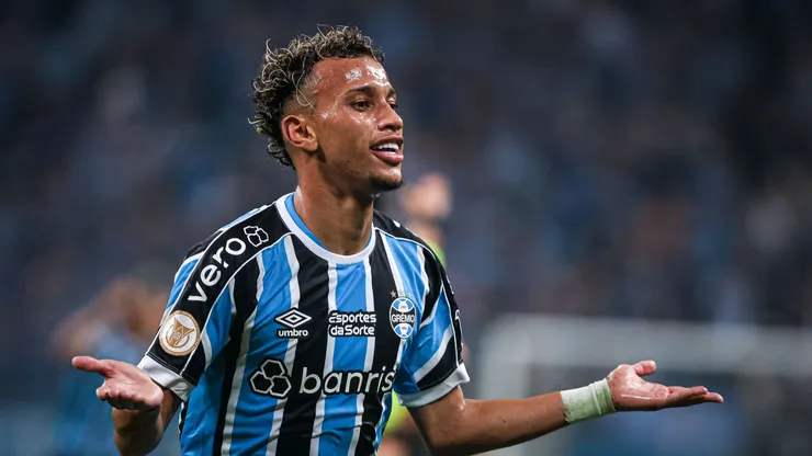 Bitello jogador do Grêmio comemora seu gol durante partida contra o Internacional no estádio Arena do Grêmio pelo campeonato BRASILEIRO A 2023. Foto: Maxi Franzoi/AGIF