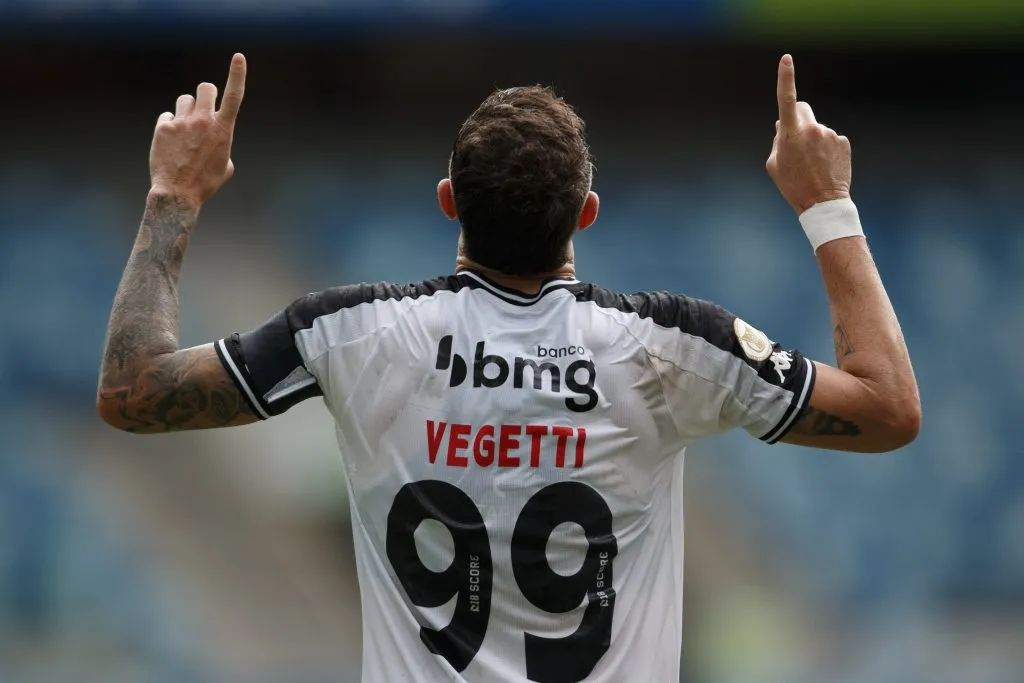 Vegetti, atacante do Vasco, deve permanecer no clube em 2025. Foto: Gil Gomes/AGIF