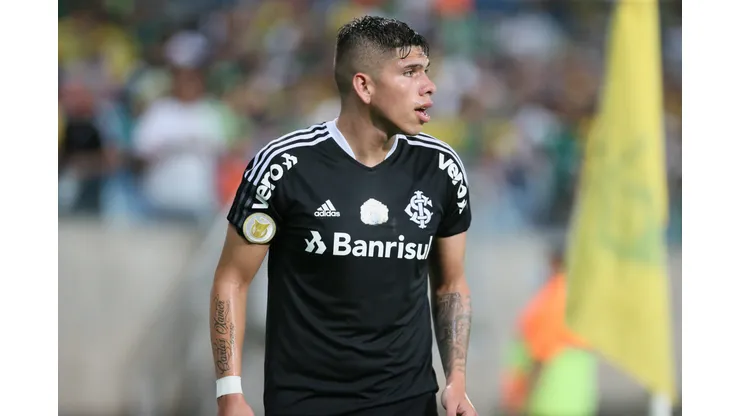 Carlos Palacios durante confronto contra o Cuiabá no Brasileirão de 2021.