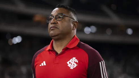Roger Machado, técnico do Internacional, durante partida contra o Botafogo pelo Brasileirão Betano.