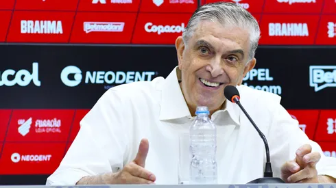 Foto: Gustavo Oliveira/athletico.com.br - Petraglia durante entrevista coletiva no Athletico-PR.