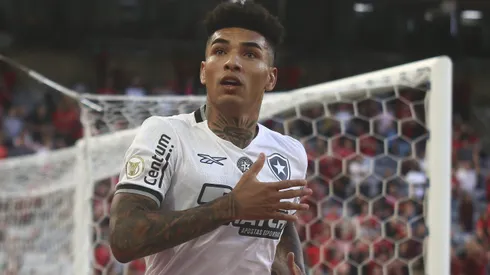 Igor Jesus, jogador do Botafogo, comemora seu gol em partida contra o Athletico-PR, pelo Brasileirão Betano.